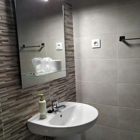Hostal Cuatro Torres Madrid Extérieur photo